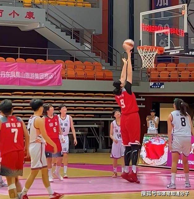 顾秋怡撇撇嘴，说：我爸刚才给我发微信视频来的，问我在这边工作进行的怎么样了，我本来想跟他说找到你的事情，但是想来想去。